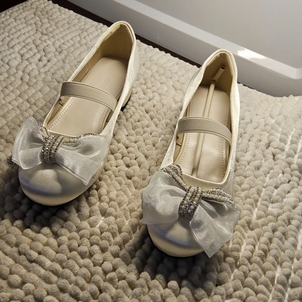 NWOT Girls Size 4 Charming Kids Dress Shoes with Bow Accent Cream Colored